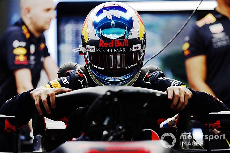 Daniel Ricciardo, Red Bull Racing RB14, monte dans sa voiture