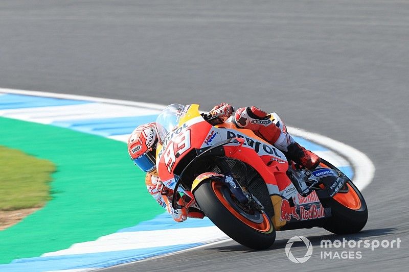 Marquez klopt Rossi voor vijftigste MotoGP-pole in Thailand