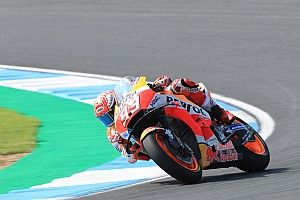 Marquez klopt Rossi voor vijftigste MotoGP-pole in Thailand