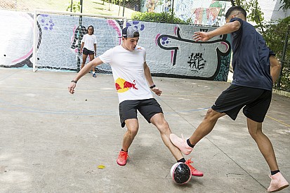 Különleges képgaléria Verstappen és Ricciardo futsalos kalandjáról Brazíliából