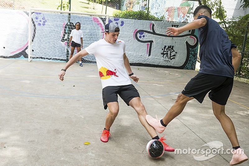 Különleges képgaléria Verstappen és Ricciardo futsalos kalandjáról Brazíliából