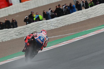Petrucci lidera por delante de Márquez y Rossi bajo la lluvia