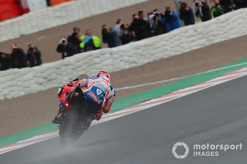 Petrucci lidera por delante de Márquez y Rossi bajo la lluvia