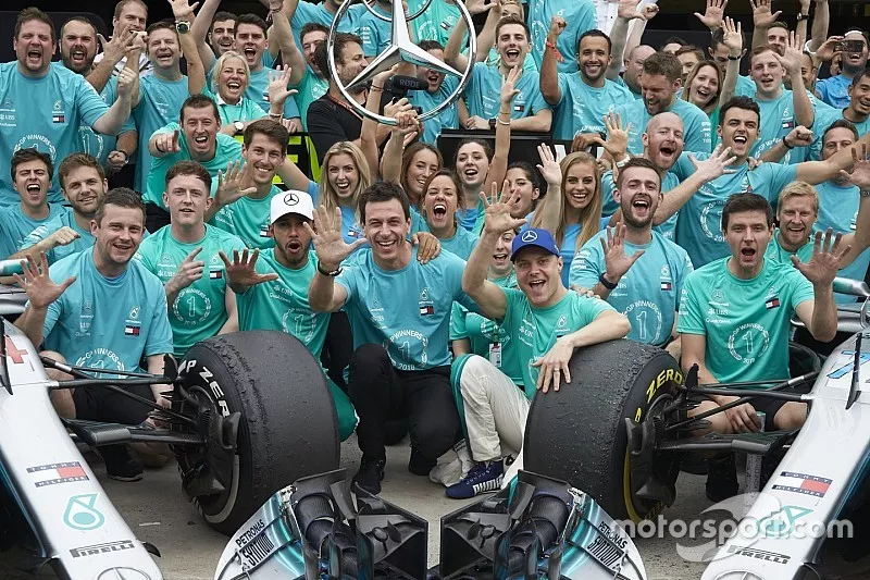 Lewis Hamilton, Valtteri Bottas, Toto Wolff, Mercedes AMG F1, avec l'équipe pour fêter le titre constructeurs