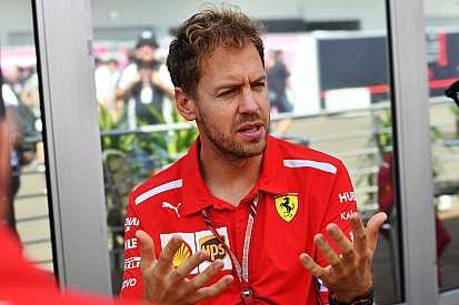 Vettel legközelebb a külső íven próbálkozik - a megpörgéseinek technikai háttere is lehet