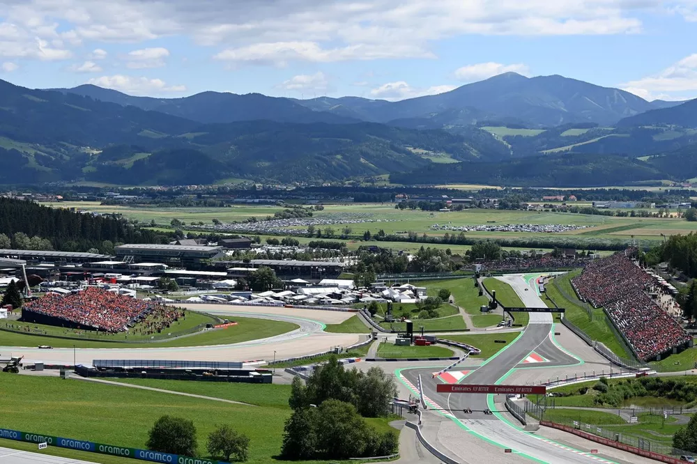 Een zicht op het circuit en omgeving