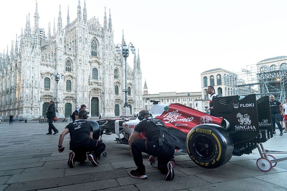 VIDEO: Alfa Romeo despierta a Milán junto a Bottas