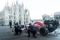 VIDEO: Alfa Romeo despierta a Milán junto a Bottas