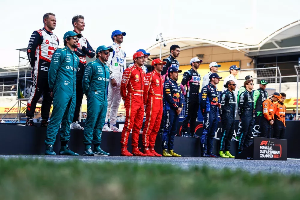 De Formule 1-grid van 2024
Bovenste rij: Kevin Magnussen, Haas F1 Team, Nico Hulkenberg, Haas F1 Team, Daniel Ricciardo, Visa Cash App RB F1 Team, Yuki Tsunoda, Visa Cash App RB F1 Team, Esteban Ocon, Alpine F1 Team, Pierre Gasly, Alpine F1 Team, Logan Sargeant, Williams Racing, Alex Albon, Williams Racing, Zhou Guanyu, Stake F1 Team Kick Sauber, Valtteri Bottas, Stake F1 Team Kick Sauber
Onderste rij: Fernando Alonso, Aston Martin F1 Team, Lance Stroll, Aston Martin F1 Team, Charles Leclerc, Scuderia Ferrari, Carlos Sainz, Scuderia Ferrari, Sergio Perez, Red Bull Racing, Max Verstappen, Red Bull Racing, Sir Lewis Hamilton, Mercedes-AMG F1 Team, George Russell, Mercedes-AMG F1 Team, Oscar Piastri, McLaren F1 Team, Lando Norris, McLaren F1 Team.