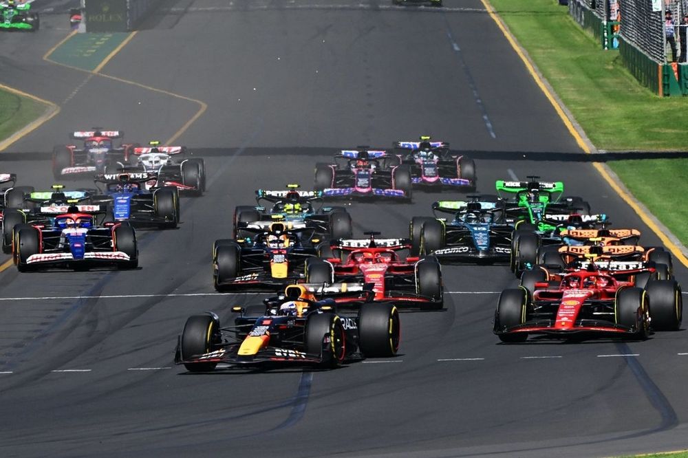 Max Verstappen, Red Bull Racing RB20 the field at the start