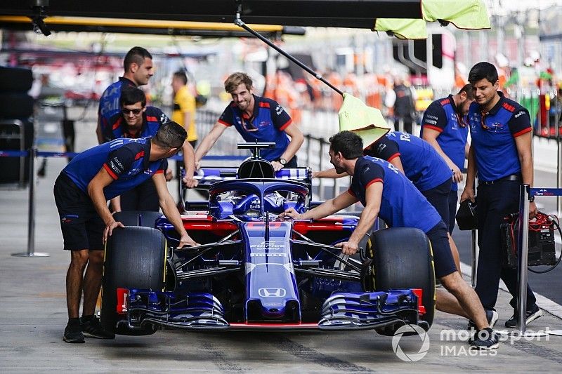 Car of Brendon Hartley, Toro Rosso STR13 in the pit lane