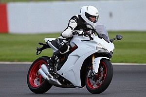 Un giro del circuito di Silverstone per l’attivista disabile Claire Lomas