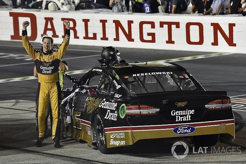 Brad Keselowski, Team Penske, Ford Fusion Miller Genuine Draft festeggia la vittoria