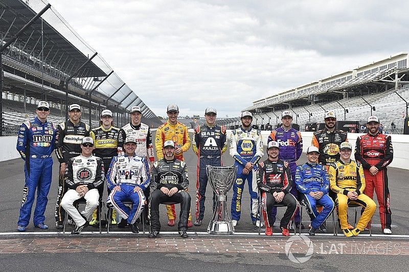 Gruppenfoto: Die 16 Playoff-Teilnemer der NASCAR Cup-Saison 2018: Aric Almirola, Joey Logano, Alex Bowman, Ryan Blaney, Denny Hamlin, Chase Elliott, Brad Keselowski, Martin Truex Jr., Kevin Harvick, Clint Bowyer, Jimmie Johnson, Kyle Busch, Austin Dillon, Kurt Busch, Kyle Larson, Erik Jones