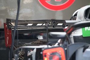 Haas: flap mobile posteriore molto incavato e sono diversi i piloni del muso