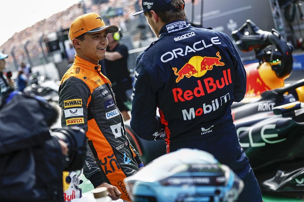 Lando Norris, McLaren, el ganador de la pole Max Verstappen, Red Bull Racing, hablan en el Parc Ferme tras la clasificación