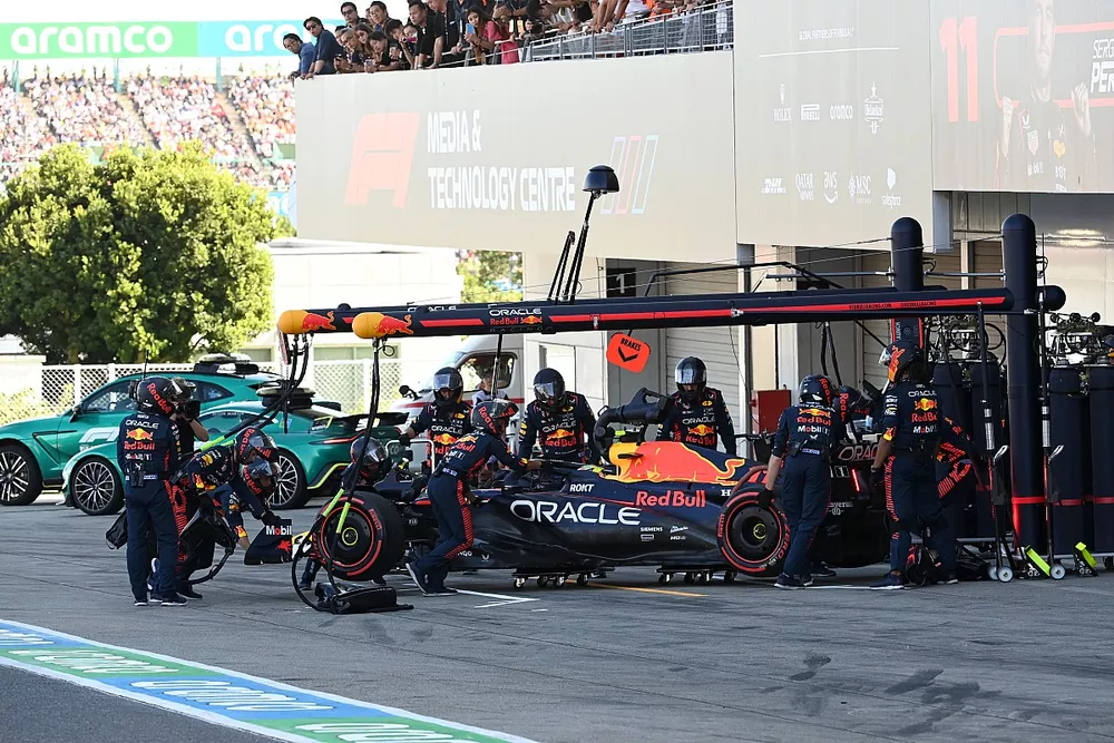 Sergio P&eacute;rez, Red Bull Racing RB19, se retira de la carrera