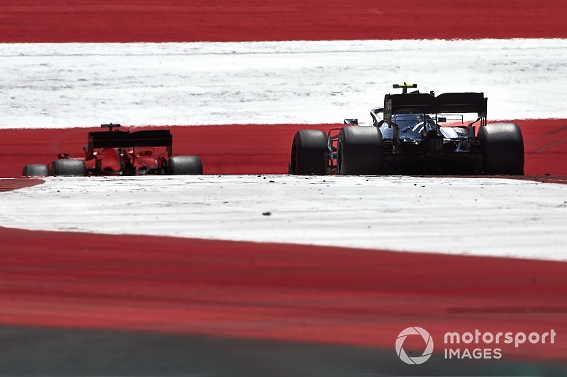 Bottas dice que es "raro" la continua ventaja de Ferrari en recta