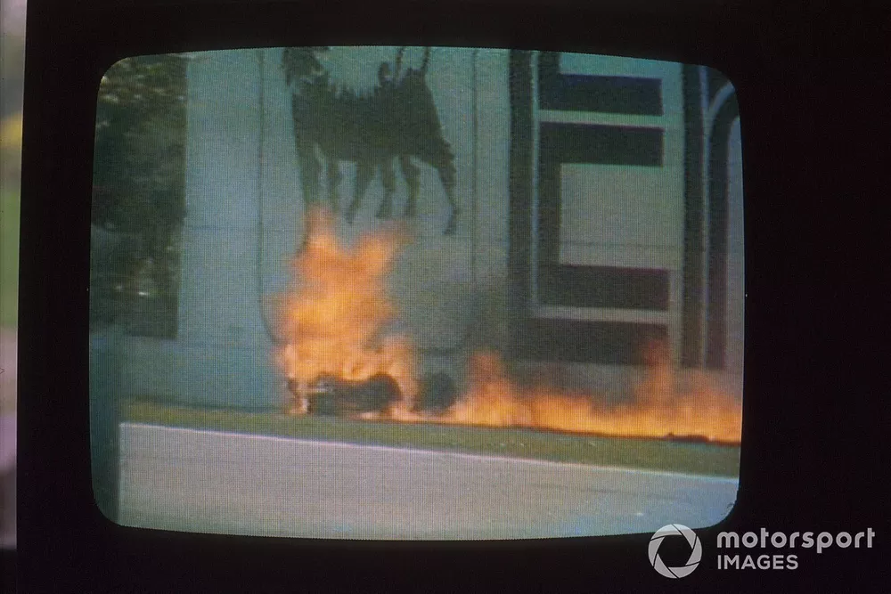 Crash of Gerhard Berger, Ferrari on a monitor