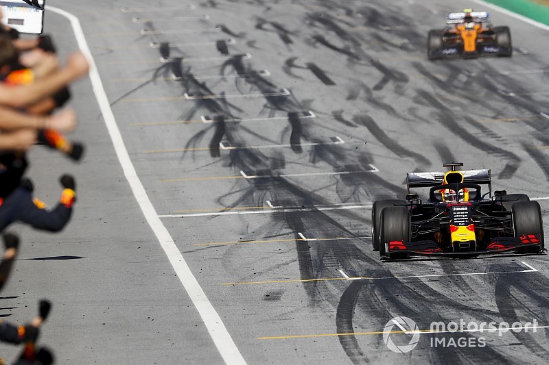 Verstappen tem exibição épica, frustra Leclerc e vence GP da Áustria pelo 2º ano seguido