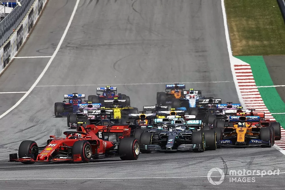 Charles Leclerc, Ferrari SF90, devant Valtteri Bottas, Mercedes AMG W10, Lewis Hamilton, Mercedes AMG F1 W10, Lando Norris, McLaren MCL34, Kimi Raikkonen, Alfa Romeo Racing C38, et le reste du peloton au d&eacute;part