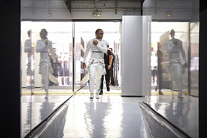 Hamilton stellare, mentre la Ferrari vista in Francia non è liscia come... l'olio