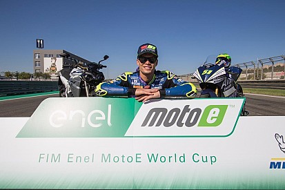 Na última volta, Eric Granado vence simulação de corrida da MotoE