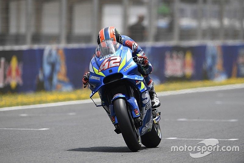 Un comisario robó a Rins una pieza de su moto