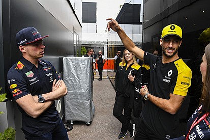 Ex-companheiro de ambos, Ricciardo diz que Verstappen é mais rápido que Vettel