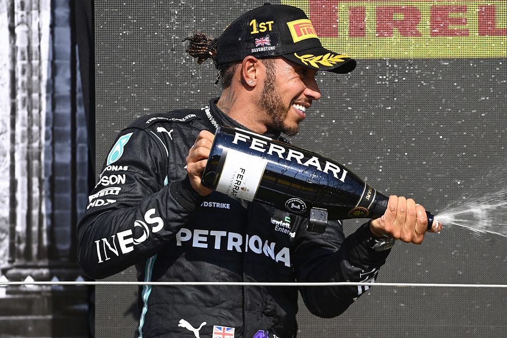 Hamilton niet van plan om excuses aan Verstappen aan te bieden