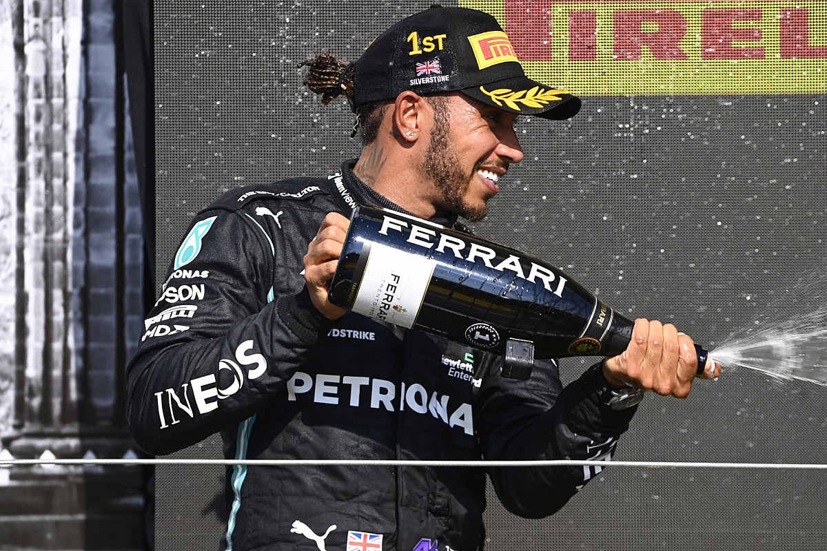 Hamilton niet van plan om excuses aan Verstappen aan te bieden