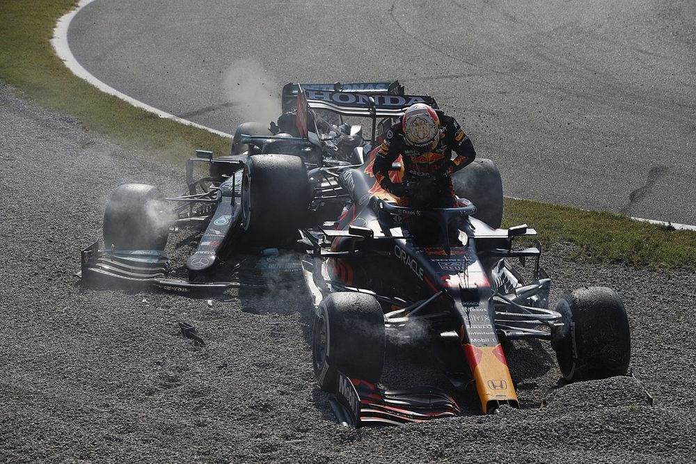 Vídeo: Hamilton y Verstappen se tocan en la salida de Monza