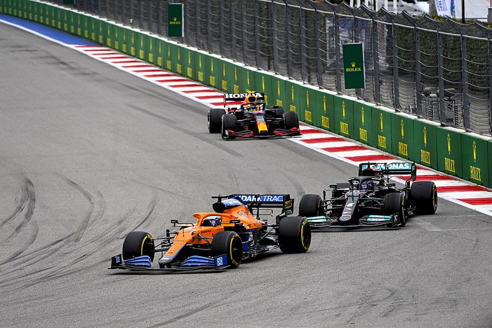 A Mercedes szerint Norrisnak köszönhető Hamilton rossz rajtja