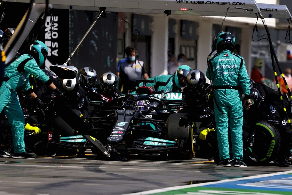 Mercedes en Red Bull afgeremd door strengere pitstop-regels