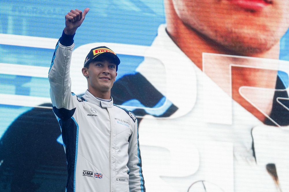 Le deuxième George Russell, Williams, sur le podium