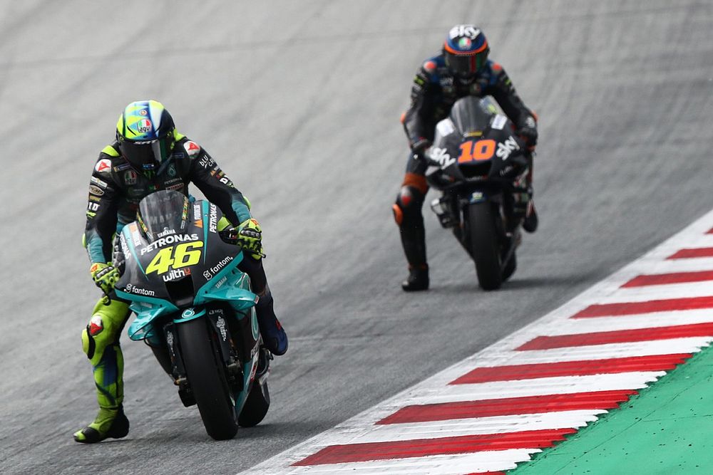 Rossi geniet van chaos: “Echt heerlijk om zo te racen”