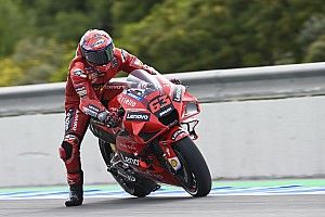 Bagnaia troeft Quartararo af op vrijdag in Jerez