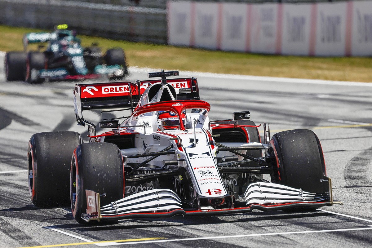 Vettel: Beszélnem kell Kimivel!