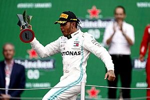 Mexican GP: Hamilton wins as Mercedes outfoxes Ferrari