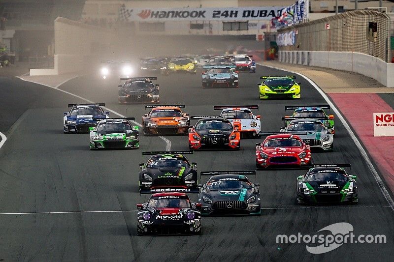 Porsche lideruje w Dubaju