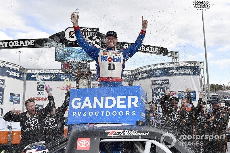 Race Winner Todd Gilliland, Kyle Busch Motorsports, Toyota Tundra Mobil 1