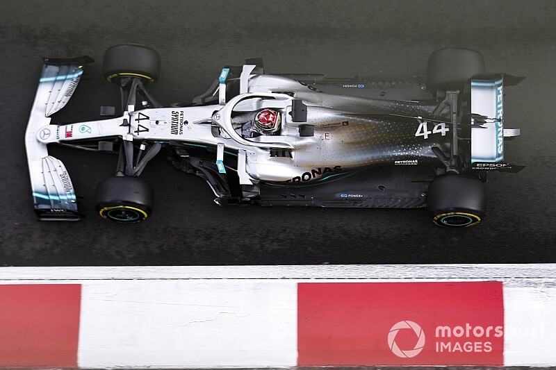 Hamilton 'tira o pé' após acidente de Bottas, mas admite superioridade de Verstappen
