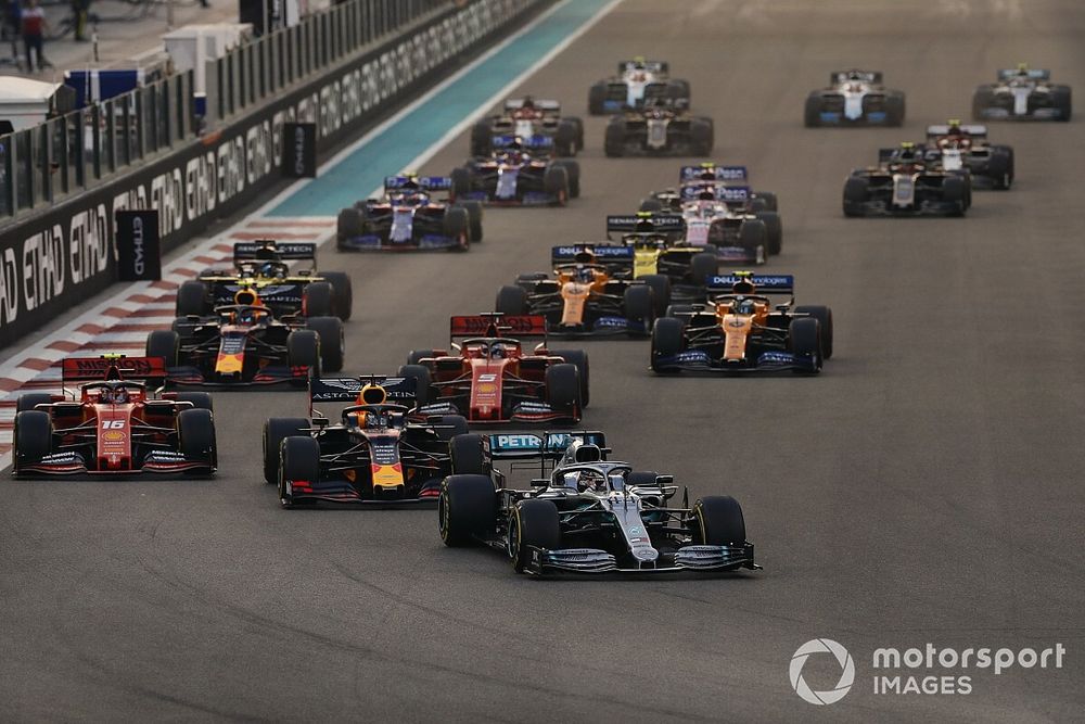 Lewis Hamilton, Mercedes AMG F1 W10, devant Max Verstappen, Red Bull Racing RB15, Charles Leclerc, Ferrari SF90, Sebastian Vettel, Ferrari SF90, Alexander Albon, Red Bull RB15, Lando Norris, McLaren MCL34 et le reste du peloton