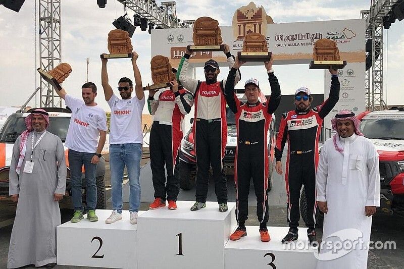 El podio final del Rally Ula Neom 2019, con Alonso y Marc Coma terceros