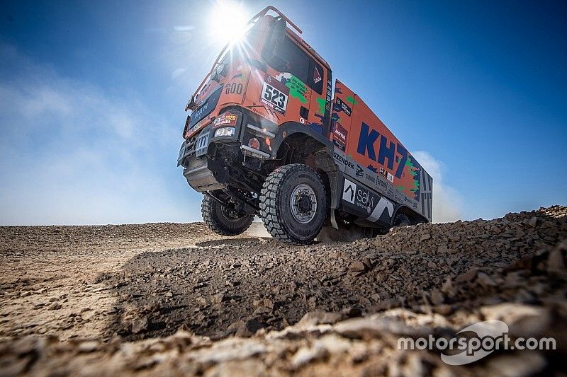 Megannyi kép a Dakar Raliról, benne a szélvédő nélküli Alonsóval