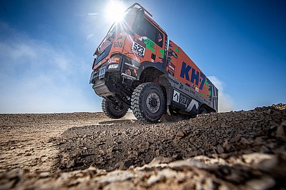 Megannyi kép a Dakar Raliról, benne a szélvédő nélküli Alonsóval