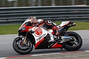 В виртуальной гонке MotoGP мотоцикл внезапно взлетел