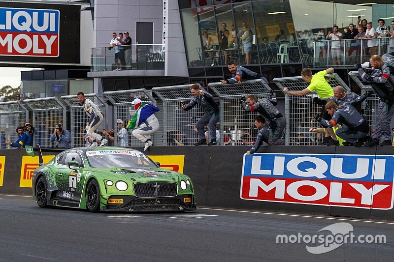 Bentley consegue primeira vitória em Bathurst; carro de Fraga termina em sexto