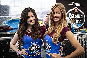 Fotogallery MotoGP: il fascino orientale delle ombrelline di Motegi