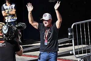 Em quarentena, Barrichello e filhos adotam visual careca; veja